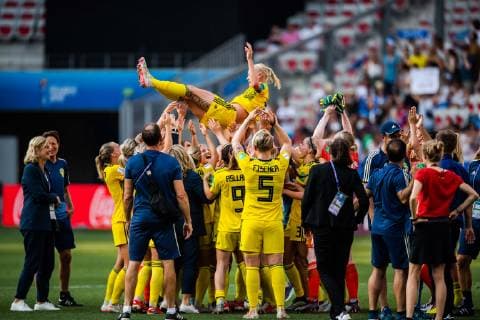 190706 Caroline Seger of Sweden celebrate winning bronze after the FIFA Women s World Cup bronze medal game between England and Sweden on July 6, 2019 in Nice. Photo: Petter Arvidson Bildbyran Kod PA 180104 bbeng fotboll football fotball soccer dam women kvinner frankrike france vm vm 2019 brons bronsmedaljörer verdensmesterskap världsmästerskap fifa women s world cup 2019 world cup Sweden sverige England bronsfinal bronze medal match bronsmatch third place playoff Copyright: PETTERxARVIDSON BB190706PA111
