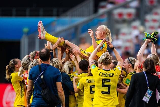 190706 Caroline Seger of Sweden celebrate with teammates after winning bronze after the FIFA Women s World Cup bronze medal game between England and Sweden on July 6, 2019 in Nice. Photo: Petter Arvidson Bildbyran Kod PA 180104 bbeng fotboll football fotball soccer dam women kvinner frankrike france vm vm 2019 brons bronsmedaljörer verdensmesterskap världsmästerskap fifa women s world cup 2019 world cup Sweden sverige England bronsfinal bronze medal match bronsmatch third place playoff Copyright: PETTERxARVIDSON BB190706PA112
