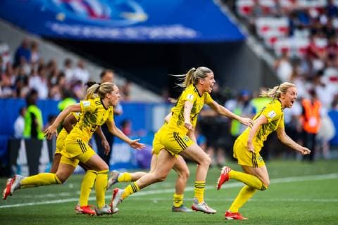 190706 Substitutes of Sweden celebrate winning bronze after the FIFA Women s World Cup bronze medal game between England and Sweden on July 6, 2019 in Nice. Photo: Petter Arvidson Bildbyran Kod PA 180104 bbeng fotboll football fotball soccer dam women kvinner frankrike france vm vm 2019 brons bronsmedaljörer verdensmesterskap världsmästerskap fifa women s world cup 2019 world cup Sweden sverige England bronsfinal bronze medal match bronsmatch third place playoff Copyright: PETTERxARVIDSON BB190706PA113
