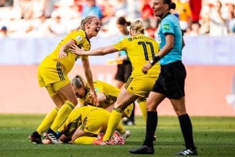 190706 Linda Sembrant and Stina Blackstenius of Sweden celebrate winning bronze after the FIFA Women s World Cup bronze medal game between England and Sweden on July 6, 2019 in Nice. Photo: Petter Arvidson Bildbyran Kod PA 180104 bbeng fotboll football fotball soccer dam women kvinner frankrike france vm vm 2019 brons bronsmedaljörer verdensmesterskap världsmästerskap fifa women s world cup 2019 world cup Sweden sverige England bronsfinal bronze medal match bronsmatch third place playoff Copyright: PETTERxARVIDSON BB190706PA114