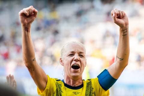 190706 Caroline Seger of Sweden celebrates after winning bronze after the FIFA Women s World Cup bronze medal game between England and Sweden on July 6, 2019 in Nice. Photo: Petter Arvidson Bildbyran Kod PA 180104 bbeng fotboll football fotball soccer dam women kvinner frankrike france vm vm 2019 brons bronsmedaljörer verdensmesterskap världsmästerskap fifa women s world cup 2019 world cup Sweden sverige England bronsfinal bronze medal match bronsmatch third place playoff Copyright: PETTERxARVIDSON BB190706PA115