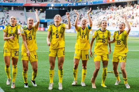 190706 Elin Rubensson, Amanda Ilestedt, Magdalena Eriksson, Caroline Seger, Nathalie Björn and Olivia Schough of Sweden celebrate winning bronze after the FIFA Women s World Cup bronze medal game between England and Sweden on July 6, 2019 in Nice. Photo: Petter Arvidson Bildbyran Kod PA 180104 bbeng fotboll football fotball soccer dam women kvinner frankrike france vm vm 2019 brons bronsmedaljörer verdensmesterskap världsmästerskap fifa women s world cup 2019 world cup Sweden sverige England bronsfinal bronze medal match bronsmatch third place playoff jubel jublar Copyright: PETTERxARVIDSON BB190706PA116