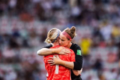 190706 Goalkeeper Hedvig Lindahl of Sweden and goalkeeper Karen Bardsley of England after the FIFA Women s World Cup bronze medal game between England and Sweden on July 6, 2019 in Nice. Photo: Simon Hastegard Bildbyran Kod SH 180104 bbeng fotboll football fotball soccer dam women kvinner frankrike france vm vm 2019 jubel verdensmesterskap världsmästerskap fifa women s world cup 2019 world cup bronsmatch Third Place Play Off england sweden sverige Copyright: SIMONxHASTEGARD BB190706SH072