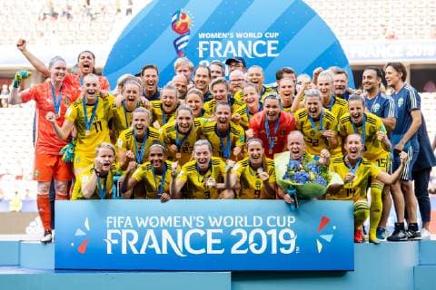 190706 Players of Sweden celebrate with their bronze medals after the FIFA Women s World Cup bronze medal game between England and Sweden on July 6, 2019 in Nice. Photo: Petter Arvidson Bildbyran Kod PA 180104 bbeng fotboll football fotball soccer dam women kvinner frankrike france vm vm 2019 verdensmesterskap världsmästerskap fifa women s world cup 2019 world cup Sweden sverige England bronsfinal bronze medal match bronsmatch third place playoff jubel jublar Copyright: PETTERxARVIDSON BB190706PA117
