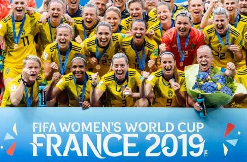 190706 Players of Sweden celebrate with their bronze medals after the FIFA Women s World Cup bronze medal game between England and Sweden on July 6, 2019 in Nice. Photo: Petter Arvidson Bildbyran Kod PA 180104 bbeng fotboll football fotball soccer dam women kvinner frankrike france vm vm 2019 verdensmesterskap världsmästerskap fifa women s world cup 2019 world cup Sweden sverige England bronsfinal bronze medal match bronsmatch third place playoff jubel jublar Copyright: PETTERxARVIDSON BB190706PA119