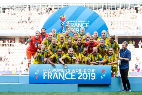 190706 Players of Sweden celebrate with their bronze medals after the FIFA Women s World Cup bronze medal game between England and Sweden on July 6, 2019 in Nice. Photo: Petter Arvidson Bildbyran Kod PA 180104 bbeng fotboll football fotball soccer dam women kvinner frankrike france vm vm 2019 verdensmesterskap världsmästerskap fifa women s world cup 2019 world cup Sweden sverige England bronsfinal bronze medal match bronsmatch third place playoff jubel jublar Copyright: PETTERxARVIDSON BB190706PA120