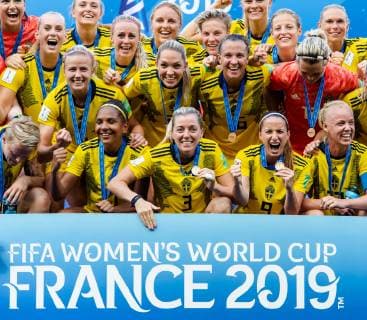 190706 Players of Sweden celebrate with their bronze medals after the FIFA Women s World Cup bronze medal game between England and Sweden on July 6, 2019 in Nice. Photo: Petter Arvidson Bildbyran Kod PA 180104 bbeng fotboll football fotball soccer dam women kvinner frankrike france vm vm 2019 verdensmesterskap världsmästerskap fifa women s world cup 2019 world cup Sweden sverige England bronsfinal bronze medal match bronsmatch third place playoff jubel jublar Copyright: PETTERxARVIDSON BB190706PA124