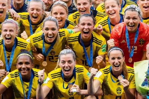 190706 Players of Sweden celebrate with their bronze medals after the FIFA Women s World Cup bronze medal game between England and Sweden on July 6, 2019 in Nice. Photo: Petter Arvidson Bildbyran Kod PA 180104 bbeng fotboll football fotball soccer dam women kvinner frankrike france vm vm 2019 verdensmesterskap världsmästerskap fifa women s world cup 2019 world cup Sweden sverige England bronsfinal bronze medal match bronsmatch third place playoff jubel jublar Copyright: PETTERxARVIDSON BB190706PA126