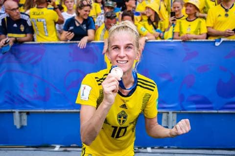 190706 Sofia Jakobsson of Sweden celebrate with her bronze medal after the FIFA Women s World Cup bronze medal game between England and Sweden on July 6, 2019 in Nice. Photo: Petter Arvidson Bildbyran Kod PA 180104 bbeng fotboll football fotball soccer dam women kvinner frankrike france vm vm 2019 brons bronsmedaljörer verdensmesterskap världsmästerskap fifa women s world cup 2019 world cup Sweden sverige England bronsfinal bronze medal match bronsmatch third place playoff Copyright: PETTERxARVIDSON BB190706PA128