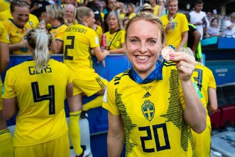 190706 Mimmi Larsson of Sweden celebrate with her bronze medal after the FIFA Women s World Cup bronze medal game between England and Sweden on July 6, 2019 in Nice. Photo: Petter Arvidson Bildbyran Kod PA 180104 bbeng fotboll football fotball soccer dam women kvinner frankrike france vm vm 2019 brons bronsmedaljörer verdensmesterskap världsmästerskap fifa women s world cup 2019 world cup Sweden sverige England bronsfinal bronze medal match bronsmatch third place playoff Copyright: PETTERxARVIDSON BB190706PA129