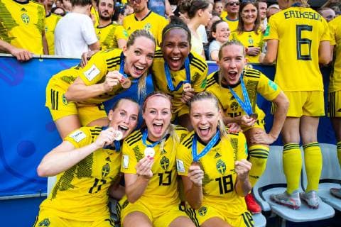 190706 Stina Blackstenius, Amanda Ilestedt and Fridolina Rolfö of Sweden celebrate with her bronze medal after the FIFA Women s World Cup bronze medal game between England and Sweden on July 6, 2019 in Nice. Photo: Petter Arvidson Bildbyran Kod PA 180104 bbeng fotboll football fotball soccer dam women kvinner frankrike france vm vm 2019 brons bronsmedaljörer verdensmesterskap världsmästerskap fifa women s world cup 2019 world cup Sweden sverige England bronsfinal bronze medal match bronsmatch third place playoff Copyright: PETTERxARVIDSON BB190706PA130