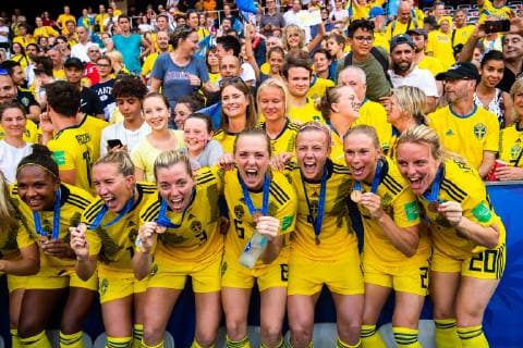 190706 Players of Sweden celebrate with their bronze medals after the FIFA Women s World Cup bronze medal game between England and Sweden on July 6, 2019 in Nice. Photo: Simon Hastegard Bildbyran Kod SH 180104 bbeng fotboll football fotball soccer dam women kvinner frankrike france vm vm 2019 verdensmesterskap världsmästerskap fifa women s world cup 2019 world cup bronsmatch Third Place Play Off england sweden sverige jubel jublar Copyright: SIMONxHASTEGARD BB190706SH075