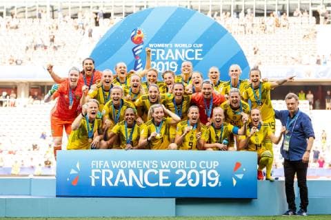 190706 Players of Sweden celebrate with their bronze medals after the FIFA Women s World Cup bronze medal game between England and Sweden on July 6, 2019 in Nice. Photo: Petter Arvidson Bildbyran Kod PA 180104 bbeng fotboll football fotball soccer dam women kvinner frankrike france vm vm 2019 verdensmesterskap världsmästerskap fifa women s world cup 2019 world cup Sweden sverige England bronsfinal bronze medal match bronsmatch third place playoff jubel jublar Copyright: PETTERxARVIDSON BB190706PA144