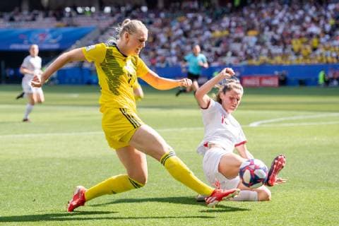 190706 Stina Blackstenius of Sweden and Abbie Mcmanus of England during the FIFA Women s World Cup bronze medal game between England and Sweden on July 6, 2019 in Nice. Photo: Petter Arvidson Bildbyran Kod PA 180104 bbeng fotboll football fotball soccer dam women kvinner frankrike france vm vm 2019 verdensmesterskap världsmästerskap fifa women s world cup 2019 world cup Sweden sverige England bronsfinal bronze medal match bronsmatch third place playoff Copyright: PETTERxARVIDSON BB190706PA165
