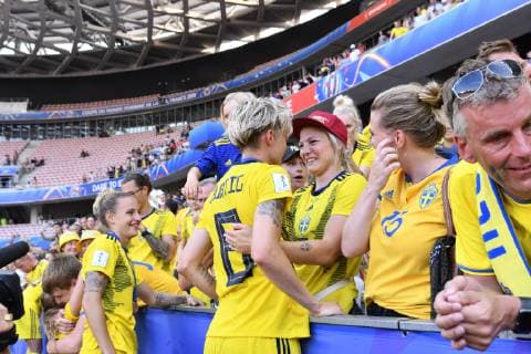 joie - fin de match - Lina Hurtig (Suede) et sa girlfriend FOOTBALL: Coupe du monde feminine - Angleterre vs Suede - petite finale - Nice - 06 07 2019 NorbertScanella PanoramiC 