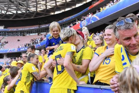 joie - fin de match - Lina Hurtig (Suede) et sa girlfriend FOOTBALL: Coupe du monde feminine - Angleterre vs Suede - petite finale - Nice - 06 07 2019 NorbertScanella PanoramiC 