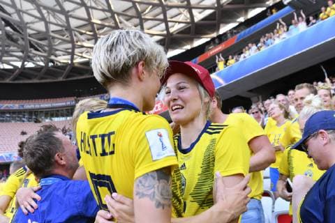 joie - fin de match - Lina Hurtig (Suede) et sa girlfriend FOOTBALL: Coupe du monde feminine - Angleterre vs Suede - petite finale - Nice - 06 07 2019 NorbertScanella PanoramiC 