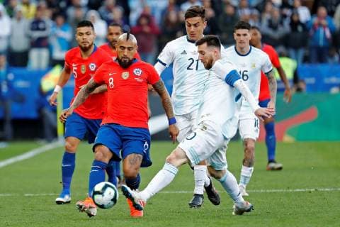 Argentinian Lionel Messi (R) vies for the ball with Chilean Arturo Vidal (L), during the Copa America 2019 3rd place soccer match between Argentina and Chile, at Arena Corinthians Stadium in Sao Paulo, Brazil, 6 July 2019. Argentina vs. Chile !ACHTUNG: NUR REDAKTIONELLE NUTZUNG!  Copyright: xSebastiaoxMoreirax SCA2544 20190706-636980452859273602