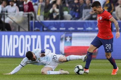 Futbol, Argentina vs Chile Copa America 2019 El jugador de la seleccion chilena Charles Aranguiz, derecha, disputa el balon con Lionel Messi de Argentina durante el partido de de definicion del tercer lugar de la Copa America realizado en el estadio Arena de Corinthians de San Pablo, Brasil. 06 07 2019 Leo Pinheiro Dia Esportivo Photosport Football, Argentina vs Chile Copa America Championship 2019 Chile s player Charles Aranguiz, right, battles for the ball against Lionel Messi of Argentina during the Copa America definition of the third place match held at the Arena do Corinthians stadium in Sao Paulo, Brazil. 06 07 2019 Leo Pinheiro Dia Esportivo Photosport Argentina vs Chile, Copa America 2019 