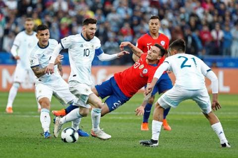 Argentine Lionel Messi (2-L) vies for the ball with Chilean Charles Aránguiz (C), during the Copa America 2019 3rd place soccer match between Argentina and Chile, at Arena Corinthians Stadium in Sao Paulo, Brazil, 6 July 2019. Argentina vs. Chile !ACHTUNG: NUR REDAKTIONELLE NUTZUNG!  Copyright: xSebastiaoxMoreirax SCA2557 20190706-636980458206762654