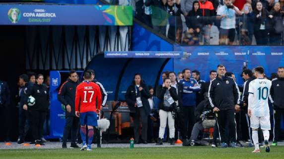 Argentina vs. Chile SÃO PAULO, SP - 06.07.2019: ARGENTINA VS. CHILE - Gary Medel of Chile and Lionel Messi of Argentina are expelled after fighting during a match between Argentina and Chile, valid for the dispute of the third place of Copa America 2019, held this Saturday (06) at the Corinthians Arena in São Paulo, SP. (Photo: Marcelo Machado de Melo Fotoarena) x1759106x  MarceloxMachadoxdexMelo