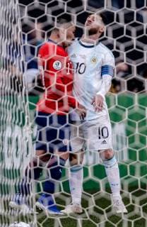 Sport Bilder des Tages Argentina vs. Chile SÃO PAULO, SP - 06.07.2019: ARGENTINA VS. CHILE - Gary Medel of Chile fights with Argentina& 39;s Lionel Messi during a match between Argentina and Chile, valid for the third place match oe Copa America 2019, held thd this Saturday (06) at the Corinthians Arena in São Paulo, SP. (Photo: Marcelo Machado de Melo Fotoarena) x1759109x  MarceloxMachadoxdexMelo