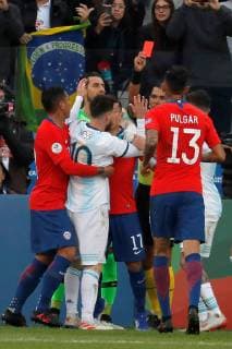 Chile s Medel and Argentina s Messi get into a fight during the Copa America 2019 3rd place soccer match between Argentina and Chile, at Arena Corinthians Stadium in Sao Paulo, Brazil, 6 July 2019. Argentina vs. Chile !ACHTUNG: NUR REDAKTIONELLE NUTZUNG!  Copyright: xPauloxWhitakerx SCA2582 20190706-636980469125316390