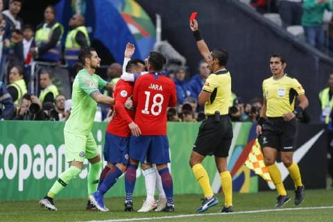 Argentina vs. Chile SÃO PAULO, SP - 06.07.2019: ARGENTINA VS. CHILE - Referee Mario Diaz de Vivar (Paraguay) ejects Lionel Messi and Medel during a match between Argentina and Chile, valid for the third place match of the Copa America 2019, held this Saturday (06) at the Corinthians Arena in São Paulo, SP. (Photo: Ricardo Moreira Fotoarena) x1759118x  RicardoxMoreira