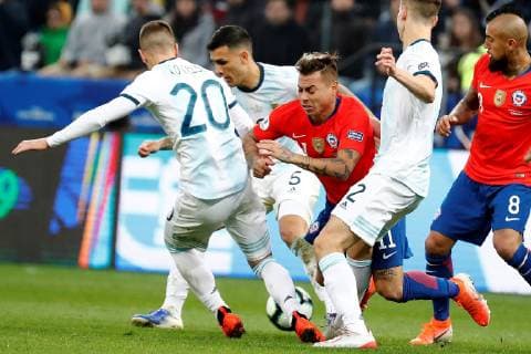 Chilean Eduardo Vargas (C) vies for the ball with Argentine players, during the Copa America 2019 3rd place soccer match between Argentina and Chile, at Arena Corinthians Stadium in Sao Paulo, Brazil, 6 July 2019. Argentina vs. Chile !ACHTUNG: NUR REDAKTIONELLE NUTZUNG!  Copyright: xSebastiaoxMoreirax SCA25110 20190706-636980491707437878