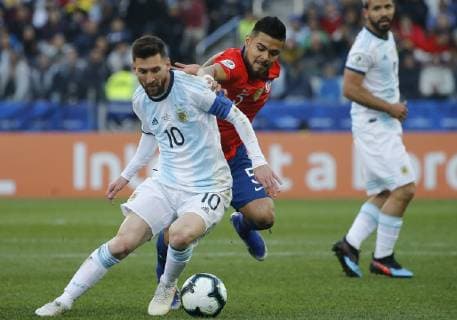6th July 2019, Arena Corinthians Stadium, Sao Paulo, Brazil; Copa America international football, 3rd-4th playoff final, Argentina versus Chile; Lionel Messi of Argentina holds off the challenge from Paulo D& xed;az of Chile  ActionPlus12151485 AndresxPina DiaEsportivo