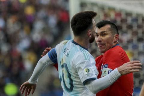 6th July 2019, Arena Corinthians Stadium, Sao Paulo, Brazil; Copa America international football, 3rd-4th playoff final, Argentina versus Chile; Lionel Messi of Argentina and Gary Medel of Chile get into a head butting argument which saw them both sent off with red cards in the 37th minute  ActionPlus12151491 L& xe9;oxPinheiro DiaEsportivo