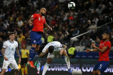 Futbol, Argentina vs Chile Copa America 2019 El jugador de la seleccion chilena Arturo Vidal, izquierda, disputa el balon con German Pazzella de Argentina durante el partido de de definicion del tercer lugar de la Copa America realizado en el estadio Arena de Corinthians de San Pablo, Brasil. 06 07 2019 Andres Pina Photosport Football, Argentina vs Chile Copa America Championship 2019 Chile s player Arturo Vidal, left, battles for the ball against German Pazzella of Argentina during the Copa America definition of the third place match held at the Arena do Corinthians stadium in Sao Paulo, Brazil. 06 07 2019 Andres Pina Photosport Argentina vs Chile, Copa America 2019 