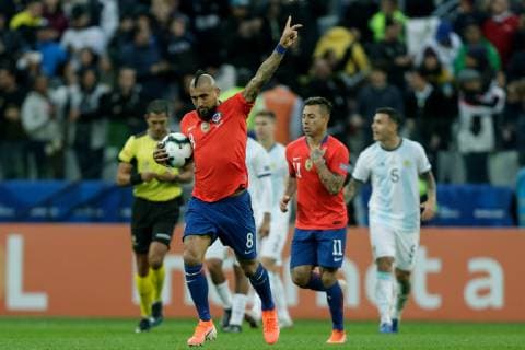 (190707) -- SAO PAULO, July 7, 2019 (Xinhua) -- Chile s Arturo Vidal (front) celebrates after scoring during the 3rd place match of Copa America 2019 between Argentina and Chile in Sao Paulo, Brazil, July 6, 2019. (Xinhua Francisco Canedo) (SP)BRAZIL-SAO PAULO-FOOTBALL-COPA AMERICA 2019-ARGENTINA VS CHILE 