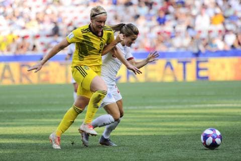 Nilla Fischer (Suede) - Karen Carney (Angleterre) FOOTBALL: Coupe du monde feminine - Angleterre vs Suede - petite finale - Nice - 06 07 2019 NorbertScanella PanoramiC 