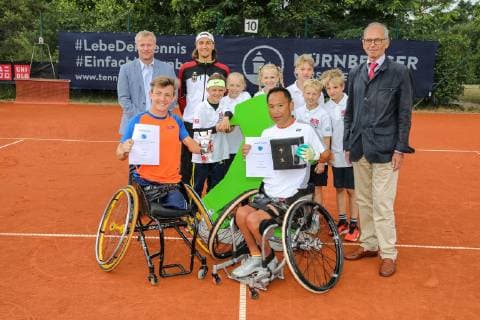 Niels VINK (NED) 4 (Sieger 2019 - Quads) und Mitsuteru MOROISHI (JPN) 3 (2. Platz) mit Honoratoren: Ralf Stähler (Präsident Zehlendorfer Wespen), Niklas Höfken (DTB-Referent) und Dr. Klaus-Peter Walter (TVBB Präsident), 31. German Open Rollstuhltennis 2019, ITF, Berlin, 07.07.2019,