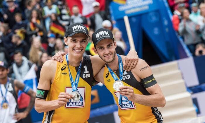 Sport Themen der Woche KW27 Sport Bilder des Tages FIVB Beach volleyball, Beachvolleyball World Championships Hamburg 2019; 07.07.2019 Julius Thole (Nr. 1, GER), Clemens Wickler (Nr. 2; FIVB Beach Volleyball World Championships Hamburg 2019 am 07.07.2019, Hamburg. *** FIVB Beach Volleyball World Championships Hamburg 2019 07 07 2019 Julius Thole Nr 1, GER , Clemens Wickler Nr 2 FIVB Beach Volleyball World Championships Hamburg 2019 on 07 07 2019, Hamburg xPWx