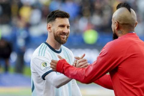 6th July 2019, Arena Corinthians Stadium, Sao Paulo, Brazil; Copa America international football, 3rd-4th playoff final, Argentina versus Chile; Leonel Messi of Argentina greets Arturo Vidal of Chile  ActionPlus12151596 L& xe9;oxPinheiro
