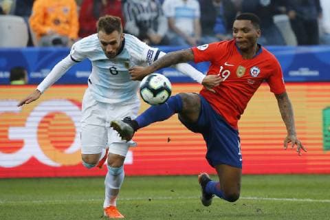 6th July 2019, Arena Corinthians Stadium, Sao Paulo, Brazil; Copa America international football, 3rd-4th playoff final, Argentina versus Chile; Germ& xe1;n Pezzella of Argentina and Junior Fern& xe1;ndes of Chile  ActionPlus12151597 AndresxPina