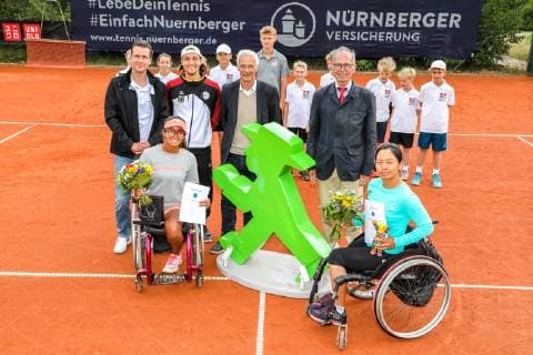 Siegerehrung Damen Einzel: Angelica BERNAL (COL) 3 (2. Platz) und Zhenzhen, ZHU (CHN) 5 (Siegerin 2019) mit Honoratoren im Hintergrund, 31. German Open Rollstuhltennis 2019, ITF, Berlin, 07.07.2019,