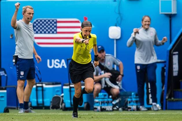 190707 Referee Stephanie Frappart shows penalty during the FIFA Women s World Cup final between USA and Netherlands on July 7, 2019 in Lyon. Photo: Simon Hastegard Bildbyran Kod SH 180105 bbeng fotboll football fotball soccer dam women kvinner frankrike france vm vm 2019 verdensmesterskap världsmästerskap fifa women s world cup 2019 world cup usa netherlands nederländerna final vm-final Copyright: SIMONxHASTEGARD BB190707SH031