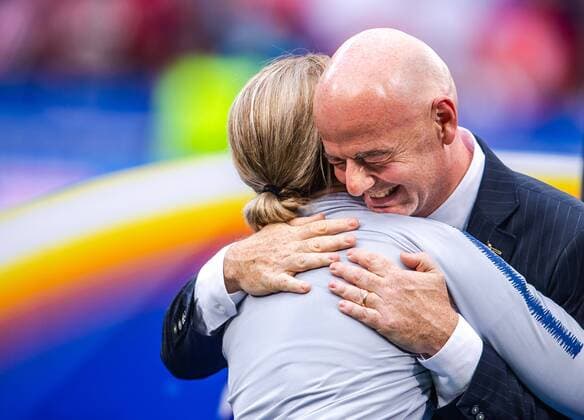 Sport Bilder des Tages 190707 Jillian Ellis, head coach of USA and Gianni Infantino, president of Fifa, after the FIFA Women s World Cup final between USA and Netherlands on July 7, 2019 in Lyon. Photo: Simon Hastegard Bildbyran Kod SH 180106 bbeng fotboll football fotball soccer dam women kvinner frankrike france vm vm 2019 verdensmesterskap världsmästerskap fifa women s world cup 2019 world cup usa netherlands nederländerna final vm-final jubel Copyright: SIMONxHASTEGARD BB190707SH126