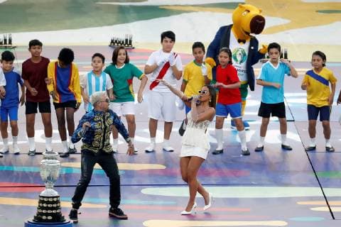 Fußball, Copa America, Abschlußfeier Puerto Rican singer Pedro Capo (L) and Brazilian singer Anitta (R) perform during the closing ceremony of the Copa America 2019, before the final soccer match between Brazil and Peru, at Maracana Stadium in Rio de Janeiro, Brazil, 7 July 2019. Brazil vs. Peru !ACHTUNG: NUR REDAKTIONELLE NUTZUNG!  Copyright: xPauloxWhitakerx SCA2666 20190707-636981332458034709