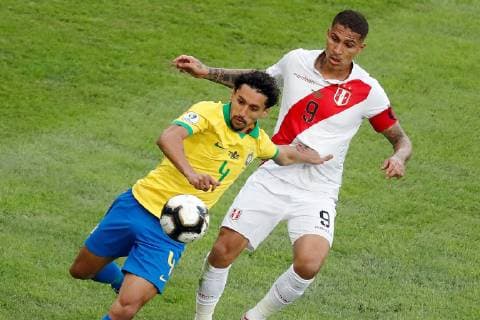 Fußball, Copa America, Finale, Brasilien - Peru Brazilian Marquinhos vies for the ball with Peruvian Paolo Guerrero (R), during the Copa America 2019 final soccer match between Brazil and Peru, at Maracana Stadium in Rio de Janeiro, Brazil, 7 July 2019. Brazil vs. Peru !ACHTUNG: NUR REDAKTIONELLE NUTZUNG!  Copyright: xPauloxWhitakerx SCA2694 20190707-636981344753374232