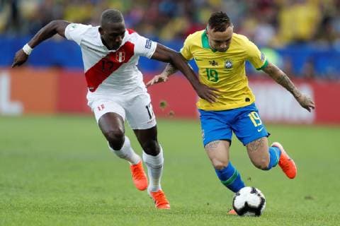 Fußball, Copa America, Finale, Brasilien - Peru Brazil s Everton (R) vies for the ball with Peru s Advincula during the Copa America 2019 final soccer match between Brazil and Peru, at Maracana Stadium in Rio de Janeiro, Brazil, 7 July 2019. Brazil vs. Peru !ACHTUNG: NUR REDAKTIONELLE NUTZUNG!  Copyright: xFernandoxMaiax SCA2699 20190707-636981356242092472