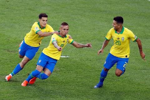 Fußball, Copa America, Finale, Brasilien - Peru Brazilian Everton Sousa (C) celebrates with teammateS Philippe Coutinho (L) and Roberto Firmino (R) after scoring, during the Copa America 2019 final soccer match between Brazil and Peru, at Maracana Stadium in Rio de Janeiro, Brazil, 7 July 2019. Brazil vs. Peru !ACHTUNG: NUR REDAKTIONELLE NUTZUNG!  Copyright: xPauloxWhitakerx SCA26130 20190707-636981356926286252