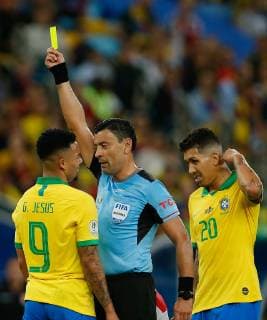 Fußball, Copa America, Finale, Brasilien - Peru Brazil vs. Peru RIO DE JANEIRO, RJ - 07.07.2019: BRAZIL VS. PERU - Gabriel Jesus do Brasil receives a yellow card during a match between Brazil and Peru, valid for the Copa América 2019 final, held this Sunday (07) at the Maracanã Stadium in Rio de Janeiro, RJ. (Photo: Marcelo Machado de Melo Fotoarena) x1759522x  MarceloxMachadoxdexMelo