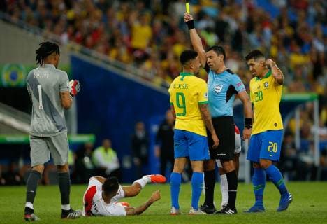 Sport Bilder des Tages Fußball, Copa America, Finale, Brasilien - Peru Brazil vs. Peru RIO DE JANEIRO, RJ - 07.07.2019: BRAZIL VS. PERU - Gabriel Jesus do Brasil receives a yellow card during a match between Brazil and Peru, valid for the Copa América 2019 final, held this Sunday (07) at the Maracanã Stadium in Rio de Janeiro, RJ. (Photo: Marcelo Machado de Melo Fotoarena) x1759523x  MarceloxMachadoxdexMelo