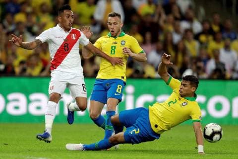 Peruvian Christian Cueva vies for the ball with Brazilians Arthur (C) and Thiago da Silva, during the Copa America 2019 final soccer match between Brazil and Peru, at Maracana Stadium in Rio de Janeiro, Brazil, 7 July 2019. Brazil vs. Peru !ACHTUNG: NUR REDAKTIONELLE NUTZUNG!  Copyright: xFernandoxBizerrax SCA26166 20190707-636981367707528247