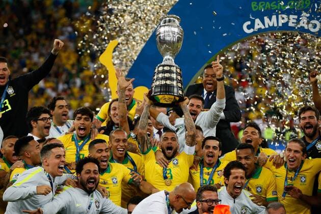 Sport Themen der Woche KW27 Sport Bilder des Tages Brazil vs. Peru RIO DE JANEIRO, RJ - 07.07.2019: BRAZIL VS. PERU - The Brazilian team is champion of Copa America 2019. Daniel Alves of Brazil raises Copa América after match between Brazil and Peru, valid for the 2019 Copa América final, held this Sunday (07) at the Maracanã Stadium in Rio de Janeiro, RJ . (Photo: Marcelo Machado de Melo Fotoarena) x1759662x  MarceloxMachadoxdexMelo