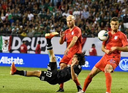 Mexico forward Rodolfo Pizarro (20) shoots the ball as United States midfielder Michael Bradley (4) and United States defender Aaron Long (23) defend him during the Concacaf Gold Cup final, between Mexico and the United States, at Soldier Field in Chicago, Illinois, USA, 7 July 2019. Gold Cup final !ACHTUNG: NUR REDAKTIONELLE NUTZUNG!  Copyright: xDAVIDxBANKSx AME4521 20190708-636981567597814664